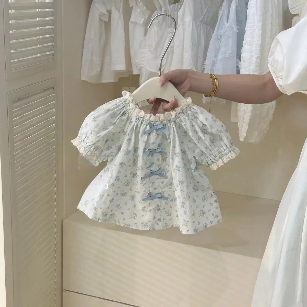 Girls' Summer clothing Set 2025 New Children's Doll Shirt Baby Floral Short Sleeve Ruffle Edge Shorts Two Piece Set Trendy
Girls' Summer clothing Set 2025 New Children's Doll Shirt Baby Floral Short Sleeve Ruffle Edge Shorts Two Piece Set Trendy