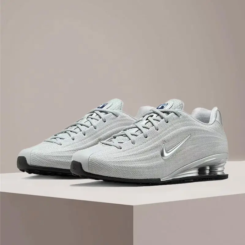 Nike SHOX Z: Стильные, удобные, амортизирующие, прочные и нескользящие женские повседневные кроссовки с низким верхом белого цвета HQ7540-001
Nike SHOX Z: Стильные, удобные, амортизирующие, прочные и нескользящие женские повседневные кроссовки с низким верхом белого цвета HQ7540-001