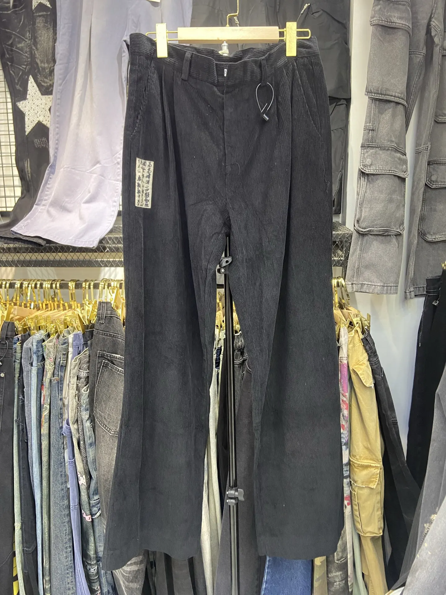 Вельветовые повседневные брюки с нашивкой в стиле ретро, свободные широкие брюки для мужчин и женщин, удобная повседневная одежда прямого кроя
Вельветовые повседневные брюки с нашивкой в стиле ретро, свободные широкие брюки для мужчин и женщин, удобная повседневная одежда прямого кроя