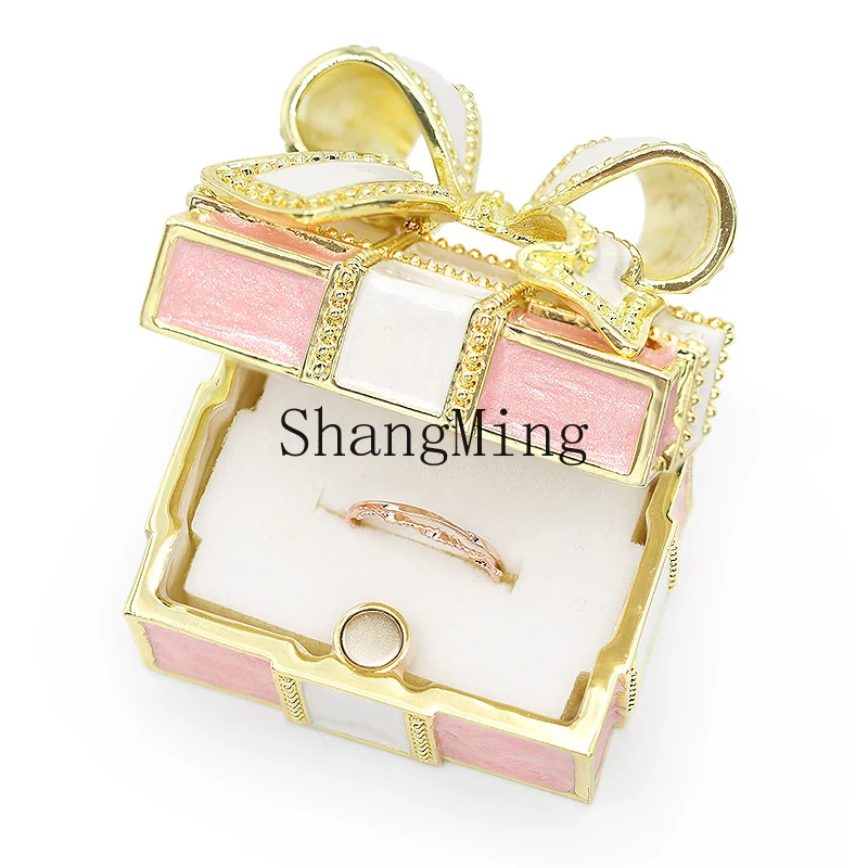 CL jewelry box, high-end enamel princess stud earrings, jewelry storage box, gift.
CL jewelry box, high-end enamel princess stud earrings, jewelry storage box, gift.
