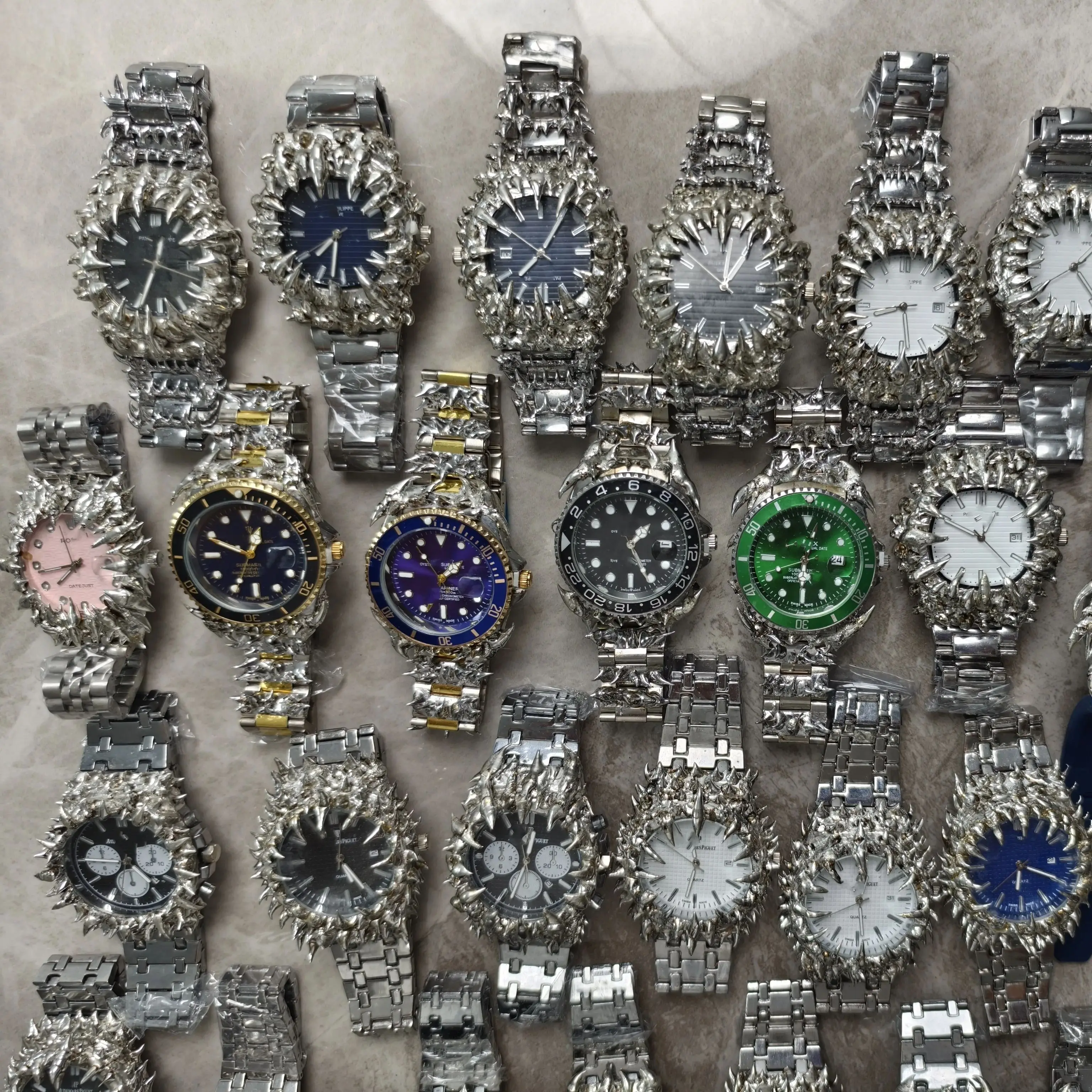 Kiosk Pioneer Trendyy Ghost Claw Watch Altater Style European and American Watch Special-Shaped High-End Niche Design
Kiosk Pioneer Trendyy Ghost Claw Watch Altater Style European and American Watch Special-Shaped High-End Niche Design
