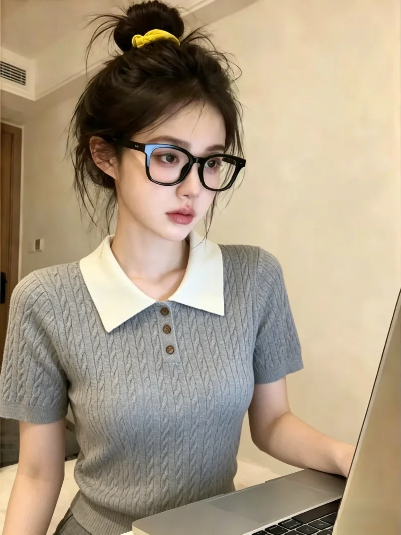 Summer Women's Neck Short Sleeve Knitted Shirt Self-Keeping Style Korean Version Straight Cut Button Detail Silk Blend Top
Summer Women's Neck Short Sleeve Knitted Shirt Self-Keeping Style Korean Version Straight Cut Button Detail Silk Blend Top