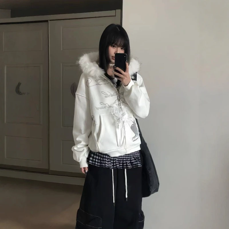 Streetwear White Fur Collar Pullover Sweatshirt Goth Cartoon Graphics Print Hoodies Women Y2K Fashion Autumn Winter Clothing
Streetwear White Fur Collar Pullover Sweatshirt Goth Cartoon Graphics Print Hoodies Women Y2K Fashion Autumn Winter Clothing