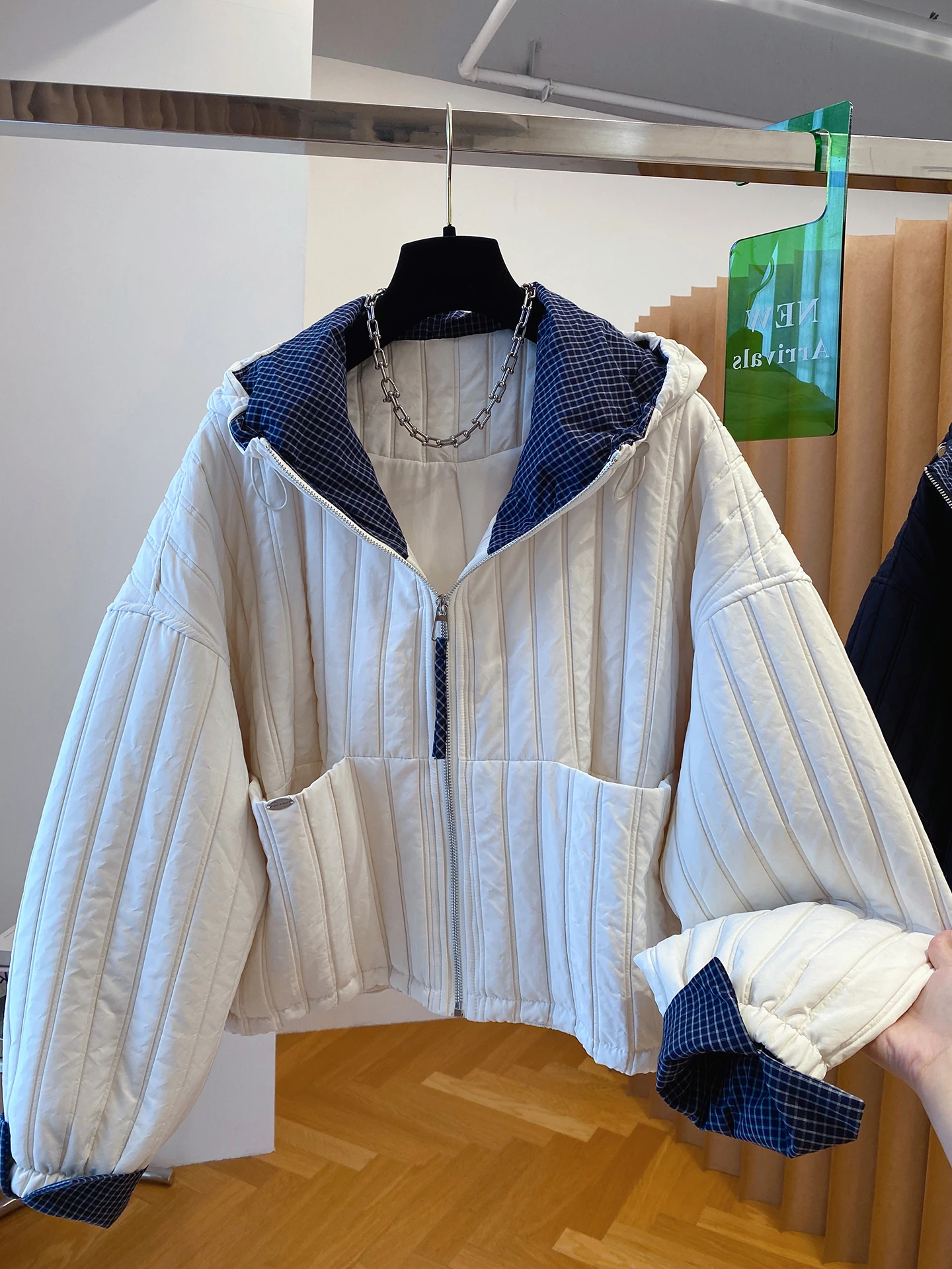 Ретро-куртка из тонкого хлопка с контрастными вставками, с капюшоном, женская, повседневная, теплая, осенне-зимняя, модный дизайн, свободный крой, удобное пальто
Ретро-куртка из тонкого хлопка с контрастными вставками, с капюшоном, женская, повседневная, теплая, осенне-зимняя, модный дизайн, свободный крой, удобное пальто