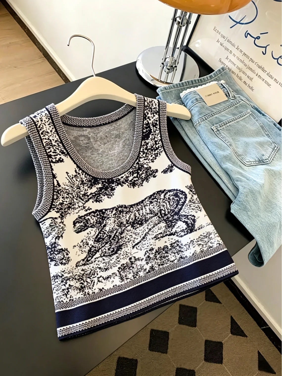 Chic Summer Sleeveless Knitted Vest Women's Fashionable Graffiti Design Self-Keeping Style Korean Version Slim Fit Silk Top
Chic Summer Sleeveless Knitted Vest Women's Fashionable Graffiti Design Self-Keeping Style Korean Version Slim Fit Silk Top