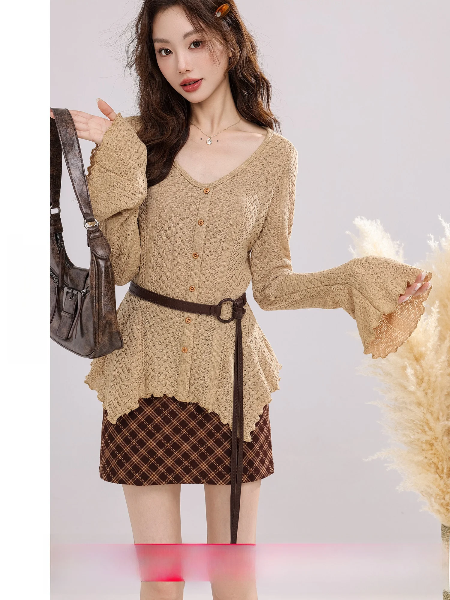 Fall 2025 New Sle Women's Knitted Hollow out Long Sve V-Ne Bell Sve Top Faionable French Sle Polyester Fiber
Fall 2025 New Sle Women's Knitted Hollow out Long Sve V-Ne Bell Sve Top Faionable French Sle Polyester Fiber