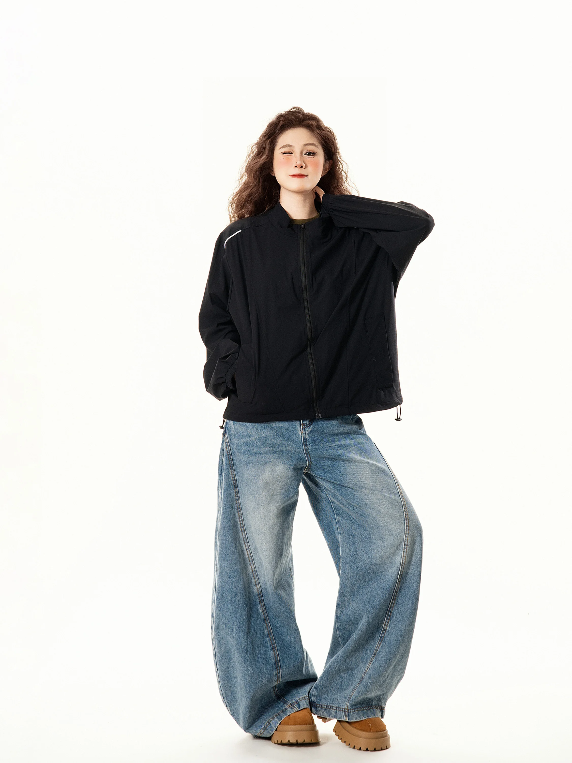 Женская осенняя куртка в стиле ретро-американский дизайн, свободного кроя, с воротником-стойкой, новая трендовая модель, универсальная, стройнящая фигуру, для уличного стиля
Женская осенняя куртка в стиле ретро-американский дизайн, свободного кроя, с воротником-стойкой, новая трендовая модель, универсальная, стройнящая фигуру, для уличного стиля