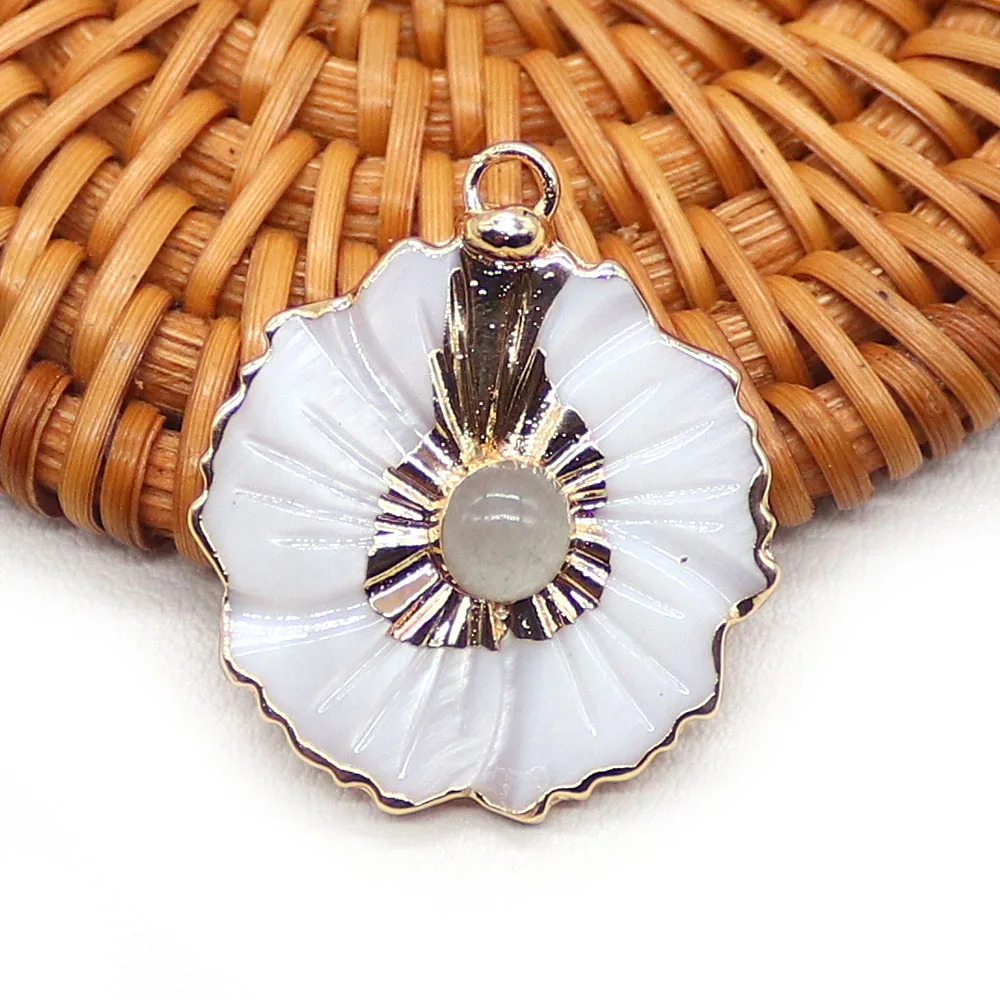 Exquisite Natural Shell Polished Flower-shaped Inlaid Natural Stone Crystal Gold-plated Edged Single-hole Pendant DIY Accessory
Exquisite Natural Shell Polished Flower-shaped Inlaid Natural Stone Crystal Gold-plated Edged Single-hole Pendant DIY Accessory