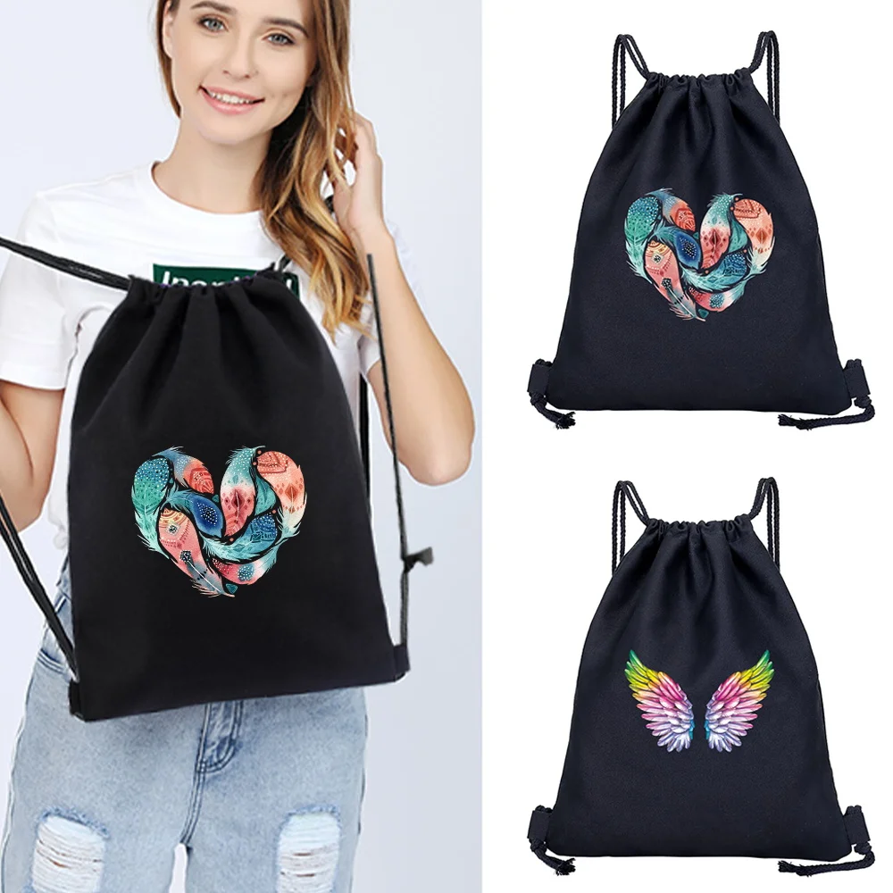 New Fashion Backpack Unisex Feather Series Pattern Printing Daily Outdoor Fitness Sundries Bag Drawstring Backpack.
New Fashion Backpack Unisex Feather Series Pattern Printing Daily Outdoor Fitness Sundries Bag Drawstring Backpack.