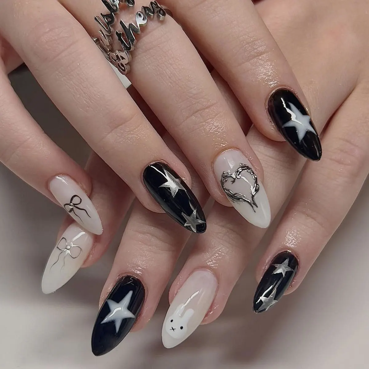 24PCS Press on Nails Sweet and Cool Black and White Jumping Color Fake Nail Silver Star Love Bow Printed Oval Nail Flakes
24PCS Press on Nails Sweet and Cool Black and White Jumping Color Fake Nail Silver Star Love Bow Printed Oval Nail Flakes