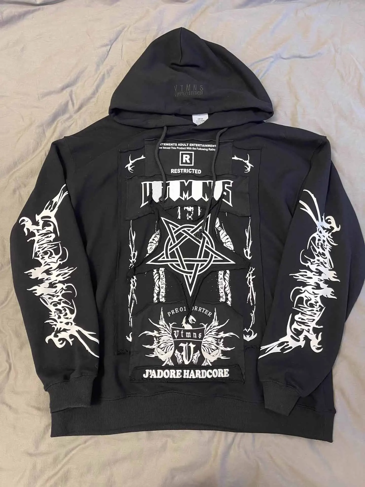 Худи унисекс оверсайз из плотного хлопка с нашивкой-логотипом Hexagram и принтом, коллекция Осень-Зима 2025
Худи унисекс оверсайз из плотного хлопка с нашивкой-логотипом Hexagram и принтом, коллекция Осень-Зима 2025