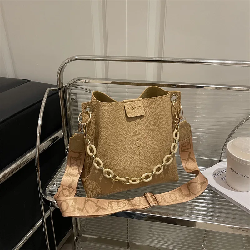 Осенняя однотонная сумка подмышки 2024, нишевая женская сумка с верхней ручкой, роскошная сумка через плечо, текстурированная универсальная сумка на ремне
Осенняя однотонная сумка подмышки 2024, нишевая женская сумка с верхней ручкой, роскошная сумка через плечо, текстурированная универсальная сумка на ремне 