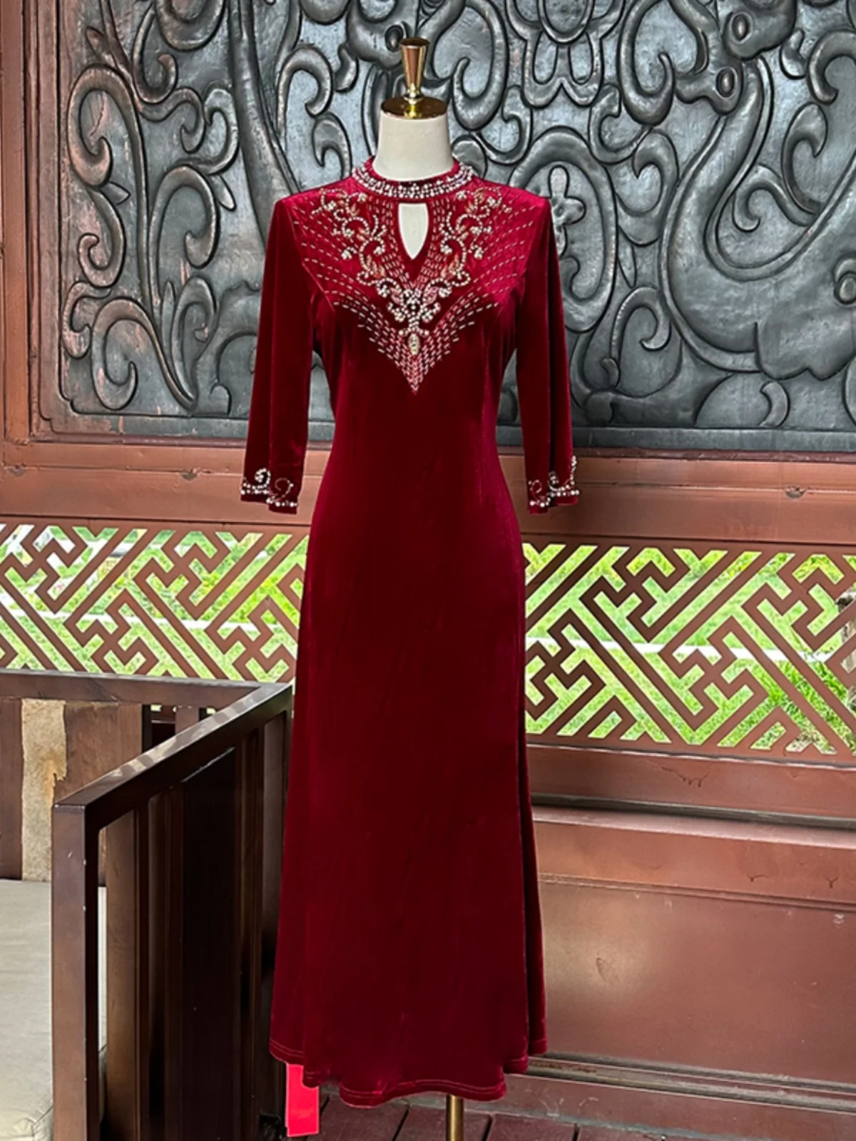 Элегантное длинное вечернее платье с обильной вышивкой бисером для свадебного банкета, высококачественное, для мам, с круглым вырезом, цельное.
Элегантное длинное вечернее платье с обильной вышивкой бисером для свадебного банкета, высококачественное, для мам, с круглым вырезом, цельное.