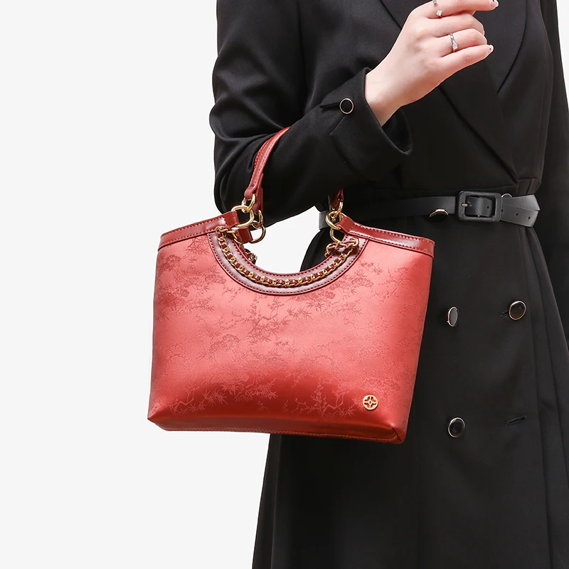 High-end retro niche bucket bag for women 2024 new autumn and winter versatile fashionable commuter shoulder crossbody bag
High-end retro niche bucket bag for women 2024 new autumn and winter versatile fashionable commuter shoulder crossbody bag