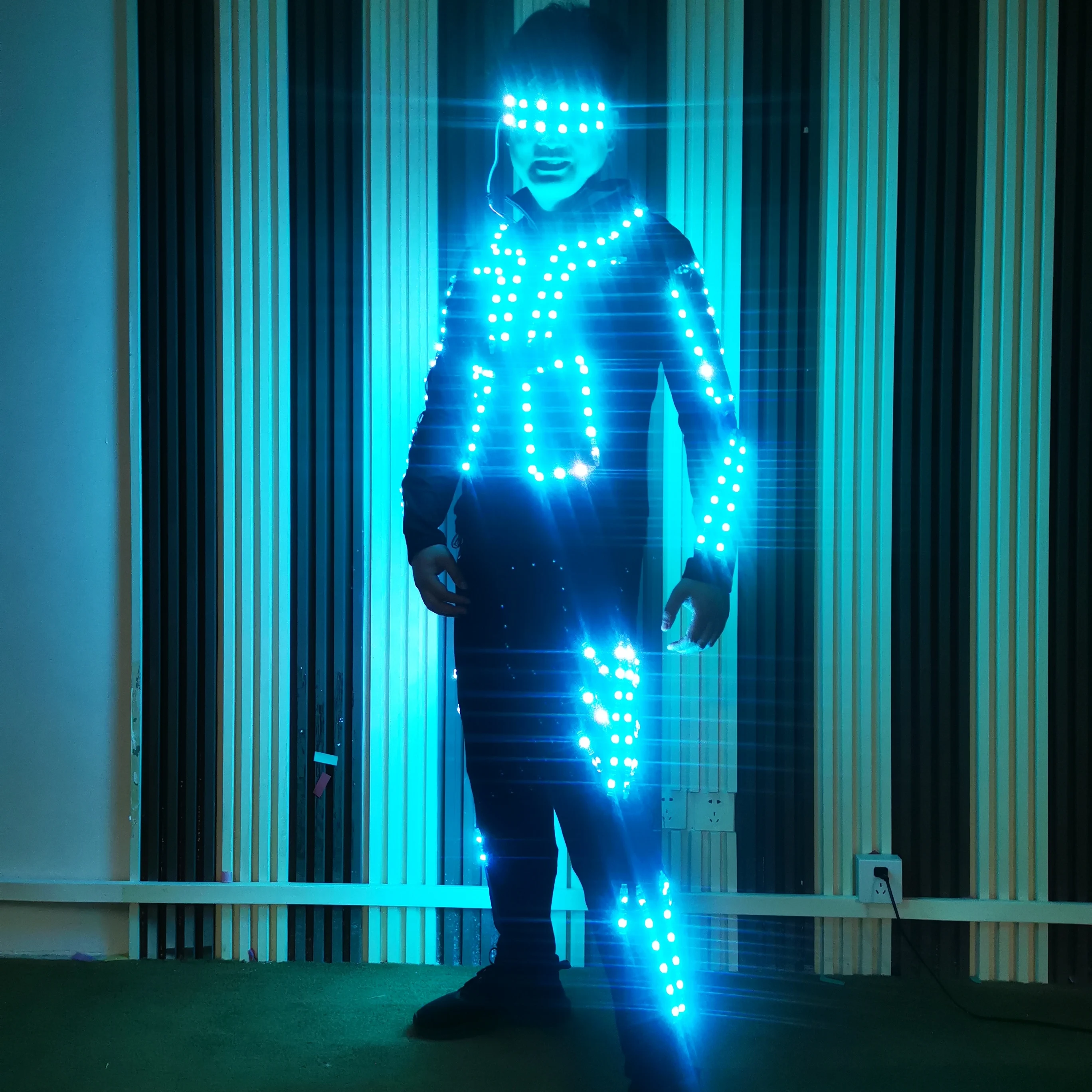 Светящаяся LED-одежда для сценических выступлений, креативный костюм-броня для ночных клубов, реквизит для создания атмосферы, танцевальный наряд, костюм для KTV и выступлений с алкоголем
Светящаяся LED-одежда для сценических выступлений, креативный костюм-броня для ночных клубов, реквизит для создания атмосферы, танцевальный наряд, костюм для KTV и выступлений с алкоголем