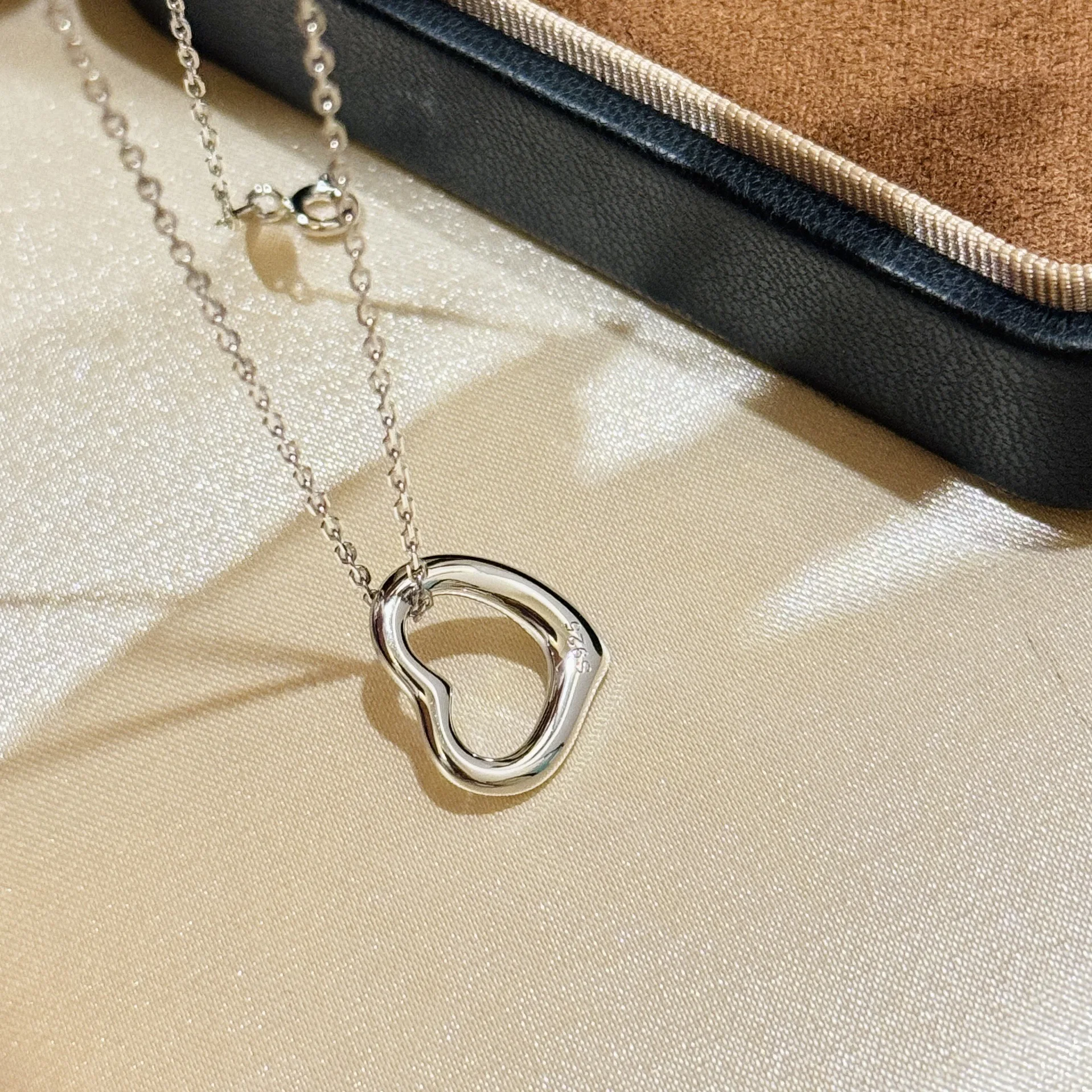 22025 New Fashion Trendy Brand 925 Pure Silver Jewelry Necklace Smooth Love Wedding Necklace Simple Design Anniversary Gift
22025 New Fashion Trendy Brand 925 Pure Silver Jewelry Necklace Smooth Love Wedding Necklace Simple Design Anniversary Gift