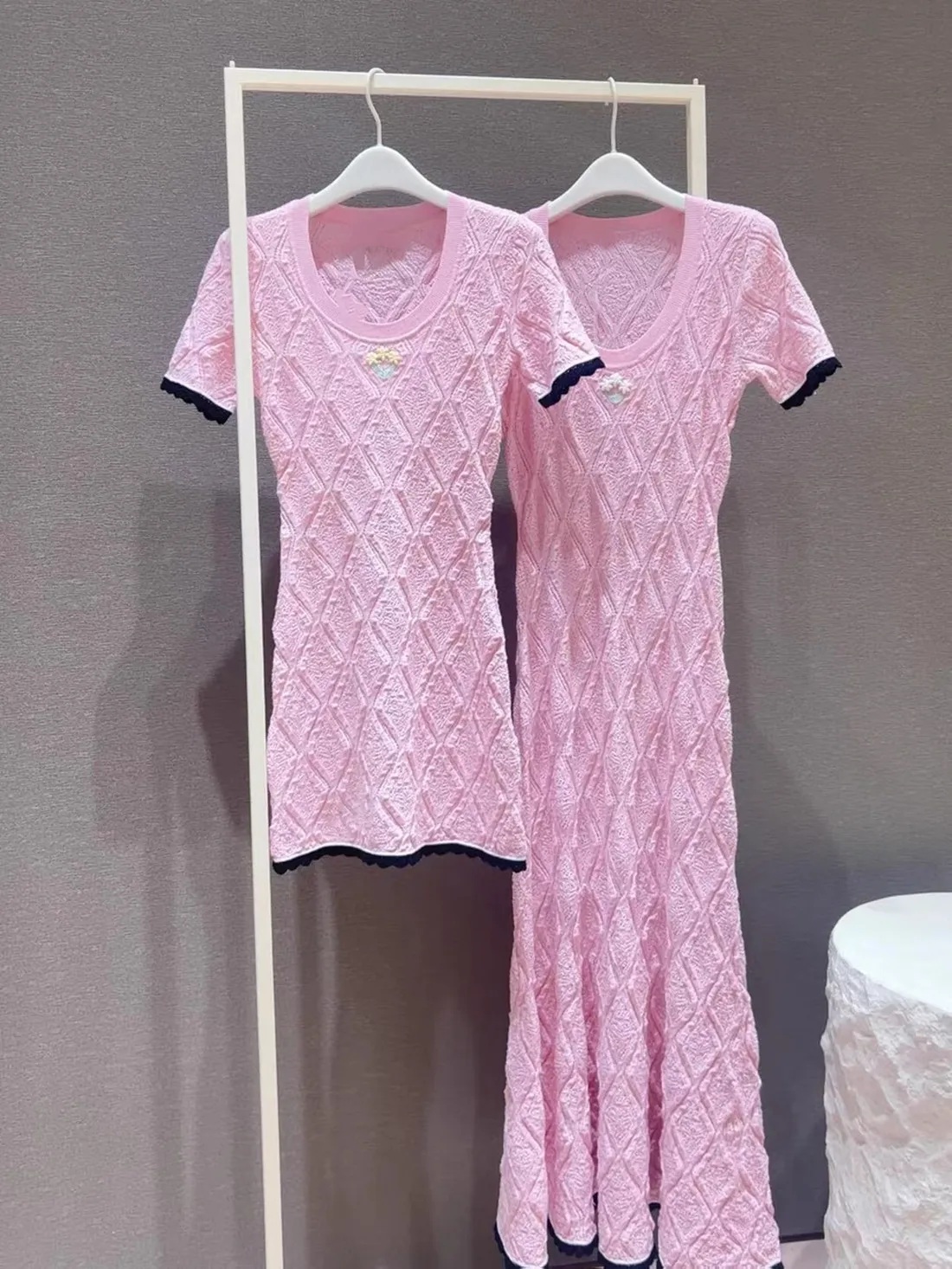 Elegant High-Waisted Knitted Dress Women's Slim Fit Hollow out Hook Flower Design Sweet Pink Long Knitted Dress for Women
Elegant High-Waisted Knitted Dress Women's Slim Fit Hollow out Hook Flower Design Sweet Pink Long Knitted Dress for Women