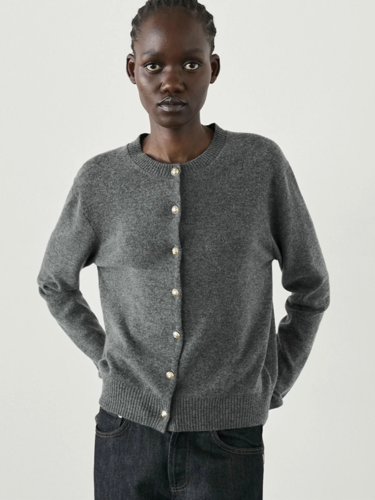 Новый осенне-зимний женский мягкий длинный вязаный кардиган-пальто MD, круглый вырез, простой, элегантный, однотонный, для повседневной носки
Новый осенне-зимний женский мягкий длинный вязаный кардиган-пальто MD, круглый вырез, простой, элегантный, однотонный, для повседневной носки