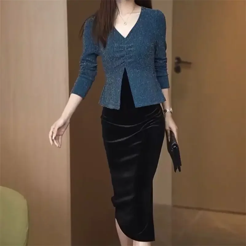 Модное яркое шелковое плиссированное платье с разрезом и длинными рукавами, бархатное платье, искусственное женское весенне-осеннее новое платье из двух частей
Модное яркое шелковое плиссированное платье с разрезом и длинными рукавами, бархатное платье, искусственное женское весенне-осеннее новое платье из двух частей