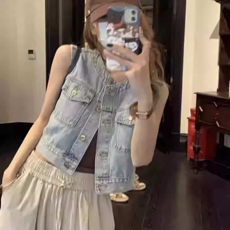 New Fashion Versatile Y2K Denim Vest Jacket for Female Sleeveless Outerwear Short Top Camisole Shoulder Korea Style Women Vest
New Fashion Versatile Y2K Denim Vest Jacket for Female Sleeveless Outerwear Short Top Camisole Shoulder Korea Style Women Vest