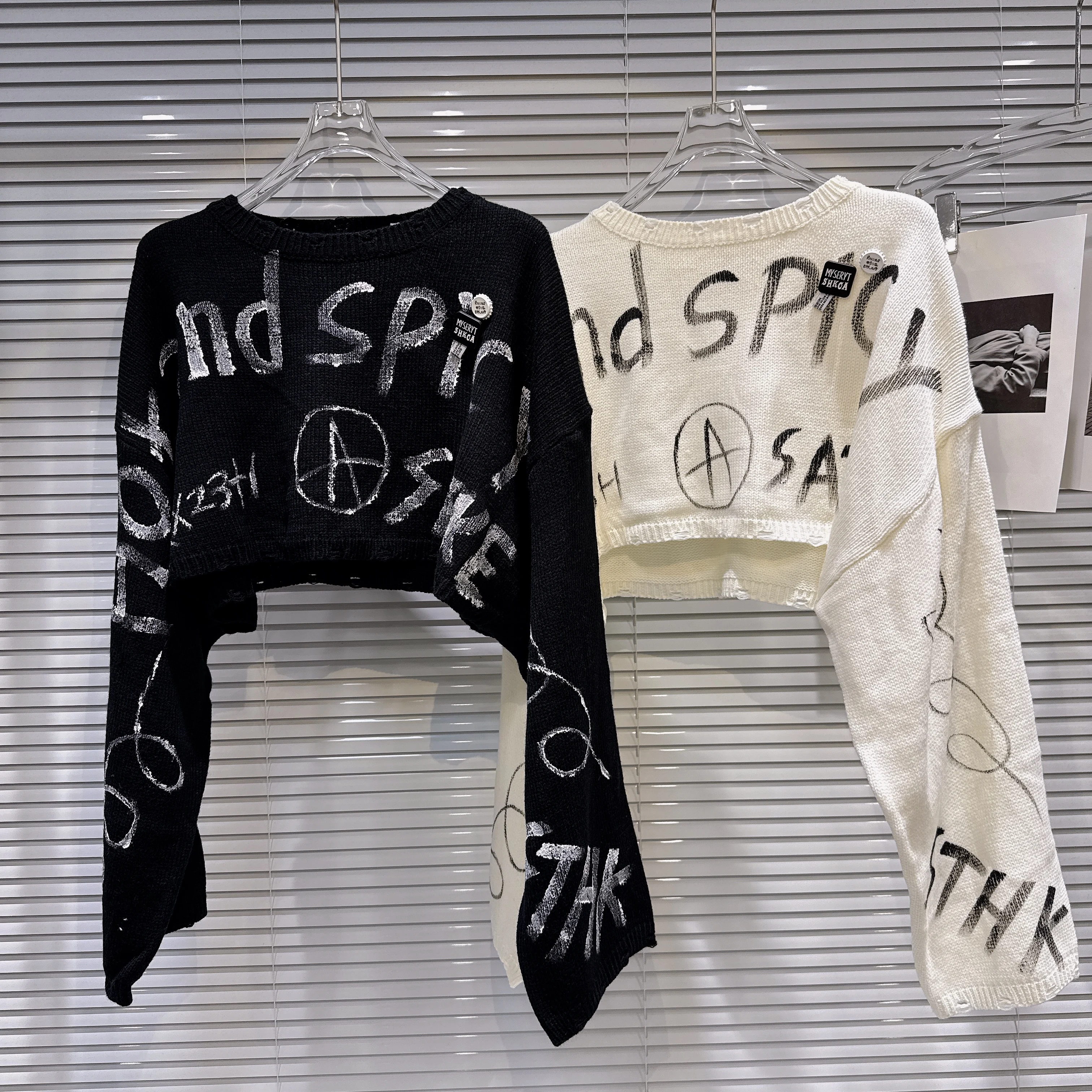 2025 Autumn New Arrival: Sweet & Edgy Hot Girl Hand-Painted Letter Graffiti Brooch Short Knitted Sweater
2025 Autumn New Arrival: Sweet & Edgy Hot Girl Hand-Painted Letter Graffiti Brooch Short Knitted Sweater