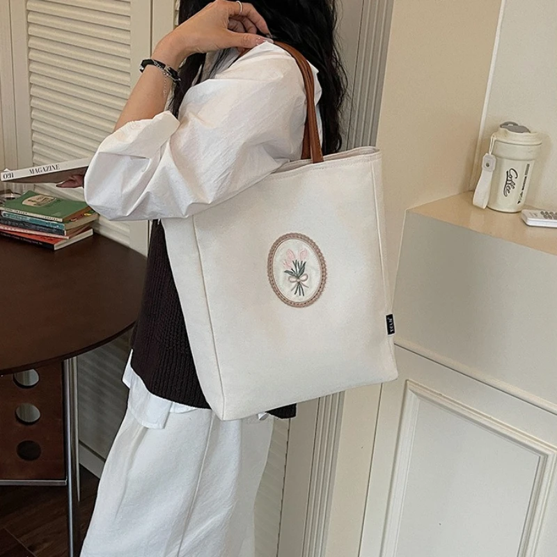 New Floral Embroidered Canvas Tote Bag Simple Casual Student Shopping Bag Large Capacity Stylish Versatile Shoulder Underarm Bag
New Floral Embroidered Canvas Tote Bag Simple Casual Student Shopping Bag Large Capacity Stylish Versatile Shoulder Underarm Bag
