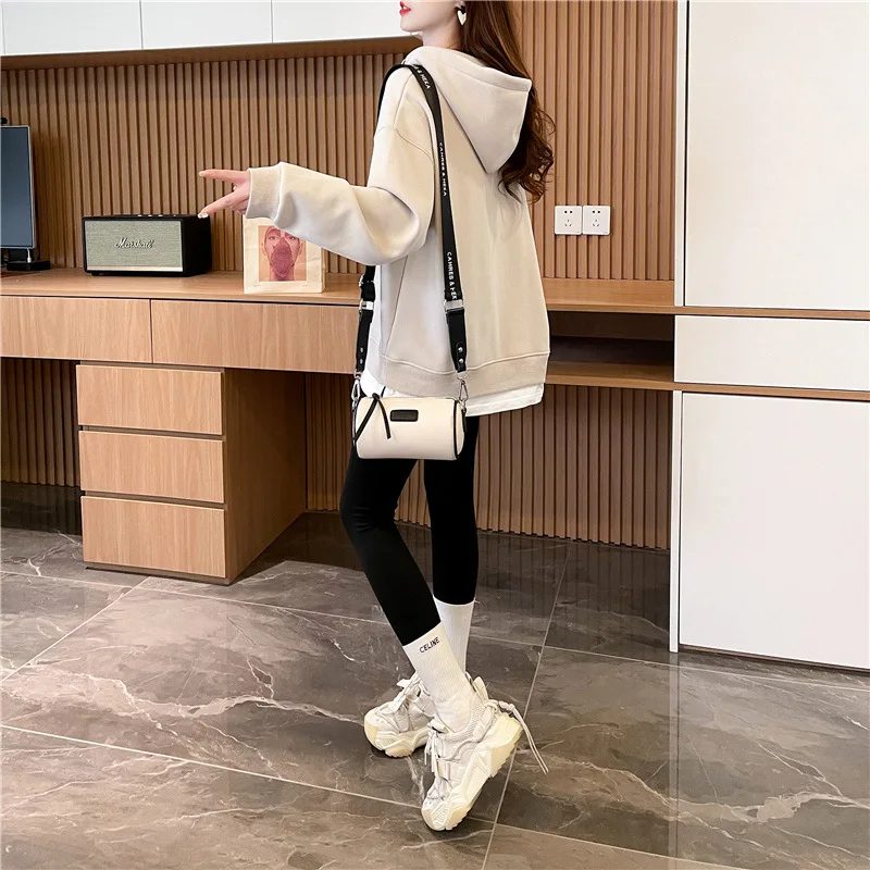Trendy Streetwear Fake Two-Piece Hoodie Lightweight Breathable Sweatshirt Perfect for Spring Autumn Days
Trendy Streetwear Fake Two-Piece Hoodie Lightweight Breathable Sweatshirt Perfect for Spring Autumn Days