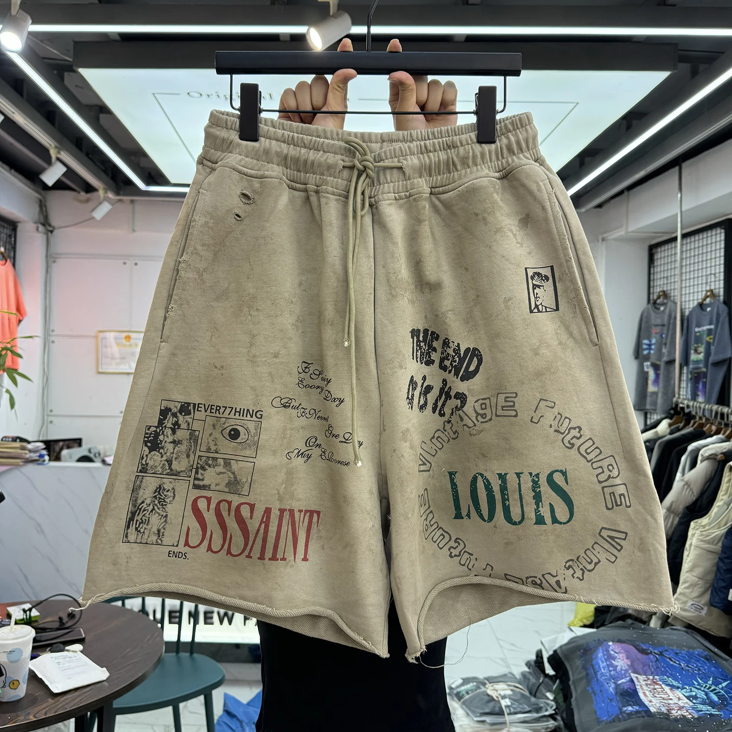 Retro Graffiti Washed Casual Shorts Loose Fit Elastic Hem Rolling up High Street Style Youth Cotton Shorts for Spring Season
Retro Graffiti Washed Casual Shorts Loose Fit Elastic Hem Rolling up High Street Style Youth Cotton Shorts for Spring Season