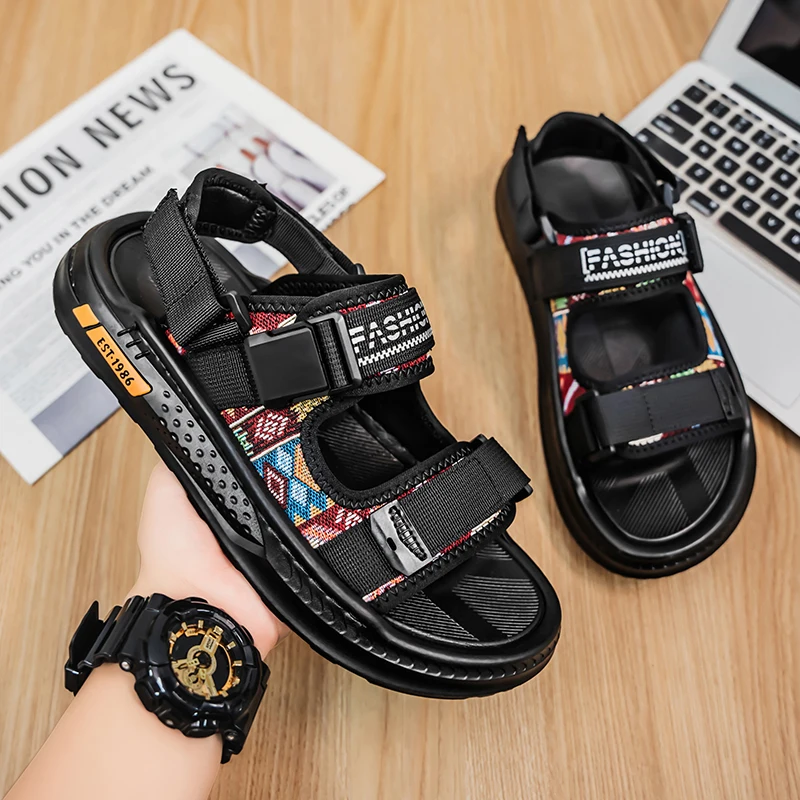 Уличные прогулочные сандалии, мужская пляжная обувь Sandalias, новые модные мужские тапочки, летние мужские сандалии с открытым носком на плоской подошве, мужская повседневная обувь
Уличные прогулочные сандалии, мужская пляжная обувь Sandalias, новые модные мужские тапочки, летние мужские сандалии с открытым носком на плоской подошве, мужская повседневная обувь