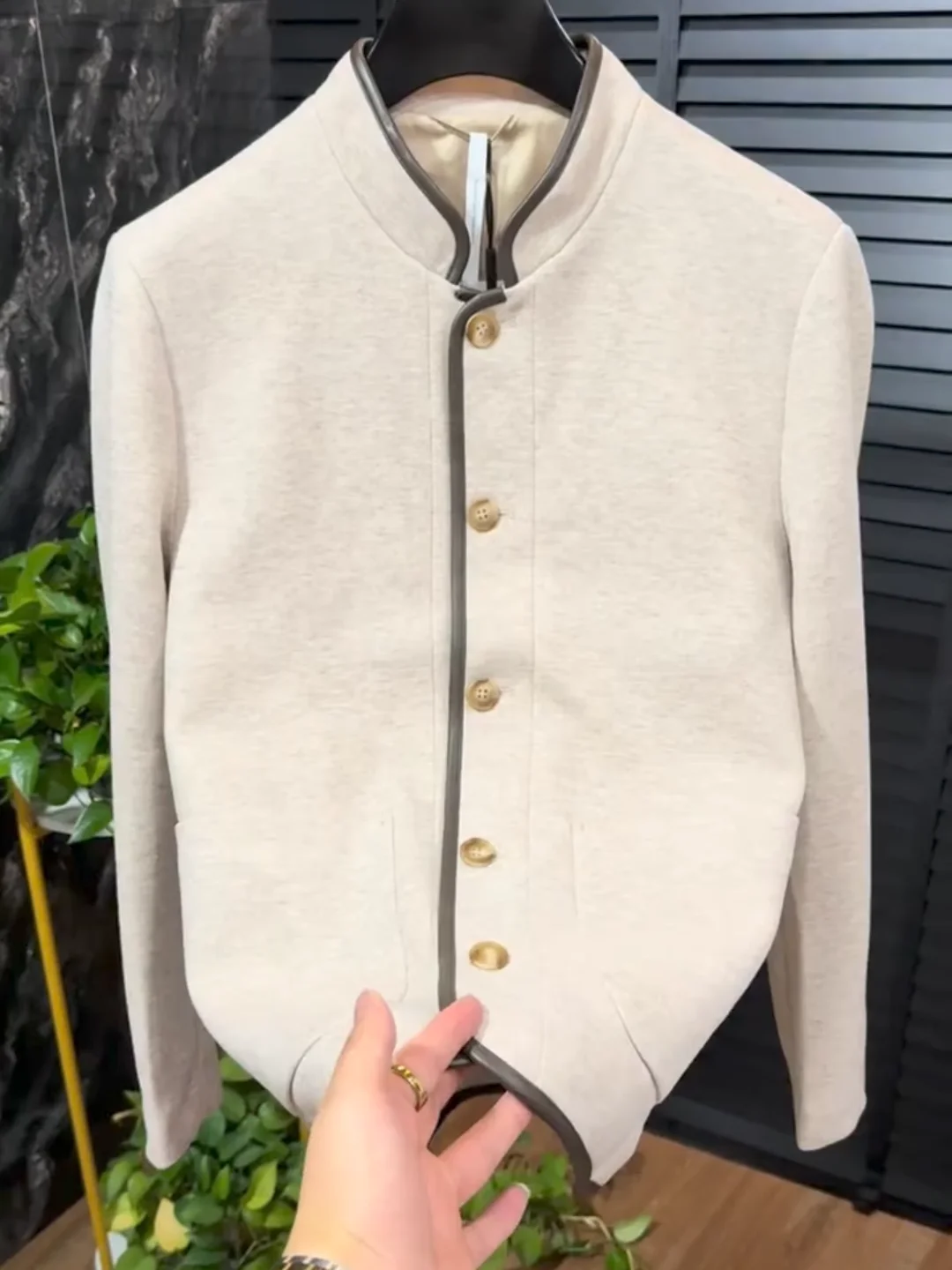 Модная мужская куртка из шерстяной смеси с воротником-стойкой, осенняя верхняя одежда, приталенный крой, длинный рукав, антибактериальная, китайская продукция
Модная мужская куртка из шерстяной смеси с воротником-стойкой, осенняя верхняя одежда, приталенный крой, длинный рукав, антибактериальная, китайская продукция