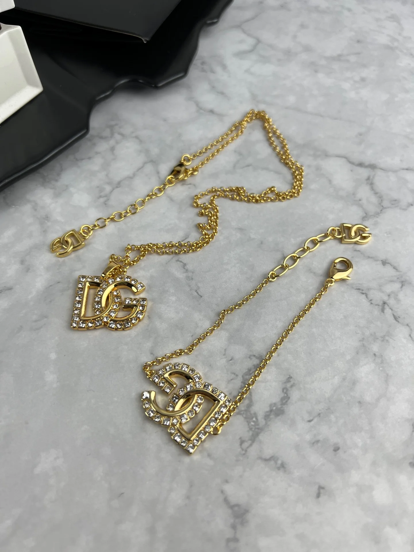 European and American fashion zircon letter splicing pendant earring bracelet necklace
European and American fashion zircon letter splicing pendant earring bracelet necklace