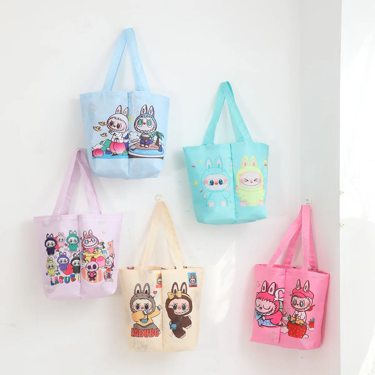 Cute labubu shark cat double cup to single cup dual-use flip hand-held milk tea bag folding storage drink bag
Cute labubu shark cat double cup to single cup dual-use flip hand-held milk tea bag folding storage drink bag
