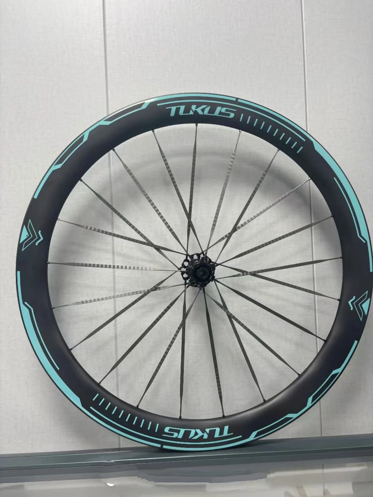 TUKUS Star Parrot Зеленый дисковый тормоз Комплект колес из углеродного волокна Комплект колес для шоссейного велосипеда 700C Керамическая трещотка Углеродные спицы
TUKUS Star Parrot Зеленый дисковый тормоз Комплект колес из углеродного волокна Комплект колес для шоссейного велосипеда 700C Керамическая трещотка Углеродные спицы