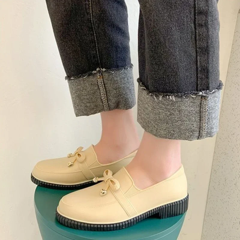 Корейский стиль, женские низкие модные непромокаемые сапоги, молодежная обувь для воды, нескользящие водонепроницаемые короткие резиновые галоши с бантом и узлом
Корейский стиль, женские низкие модные непромокаемые сапоги, молодежная обувь для воды, нескользящие водонепроницаемые короткие резиновые галоши с бантом и узлом