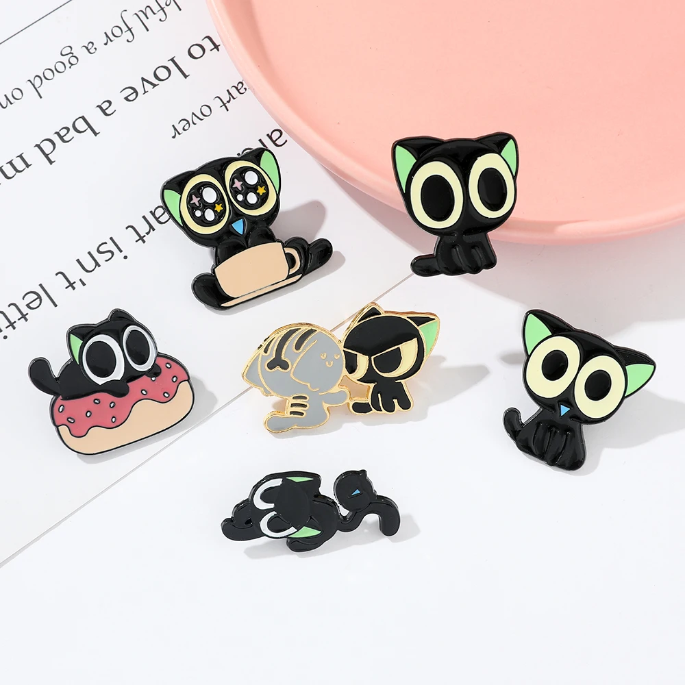 Броши с героями мультфильмов аниме Luo Xiaohei, милый черный кот, эмалированные булавки для лацканов для рюкзака, каваи, металлические значки с животными, аксессуары
Броши с героями мультфильмов аниме Luo Xiaohei, милый черный кот, эмалированные булавки для лацканов для рюкзака, каваи, металлические значки с животными, аксессуары