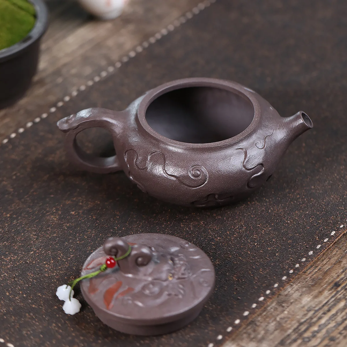 Handmade Yixing Purple Clay Pot Famous Ore Home Tibetan Blue Mash Auspicious Zhou Pan Tea Household Inner Pile Ball Hole 300cc
Handmade Yixing Purple Clay Pot Famous Ore Home Tibetan Blue Mash Auspicious Zhou Pan Tea Household Inner Pile Ball Hole 300cc