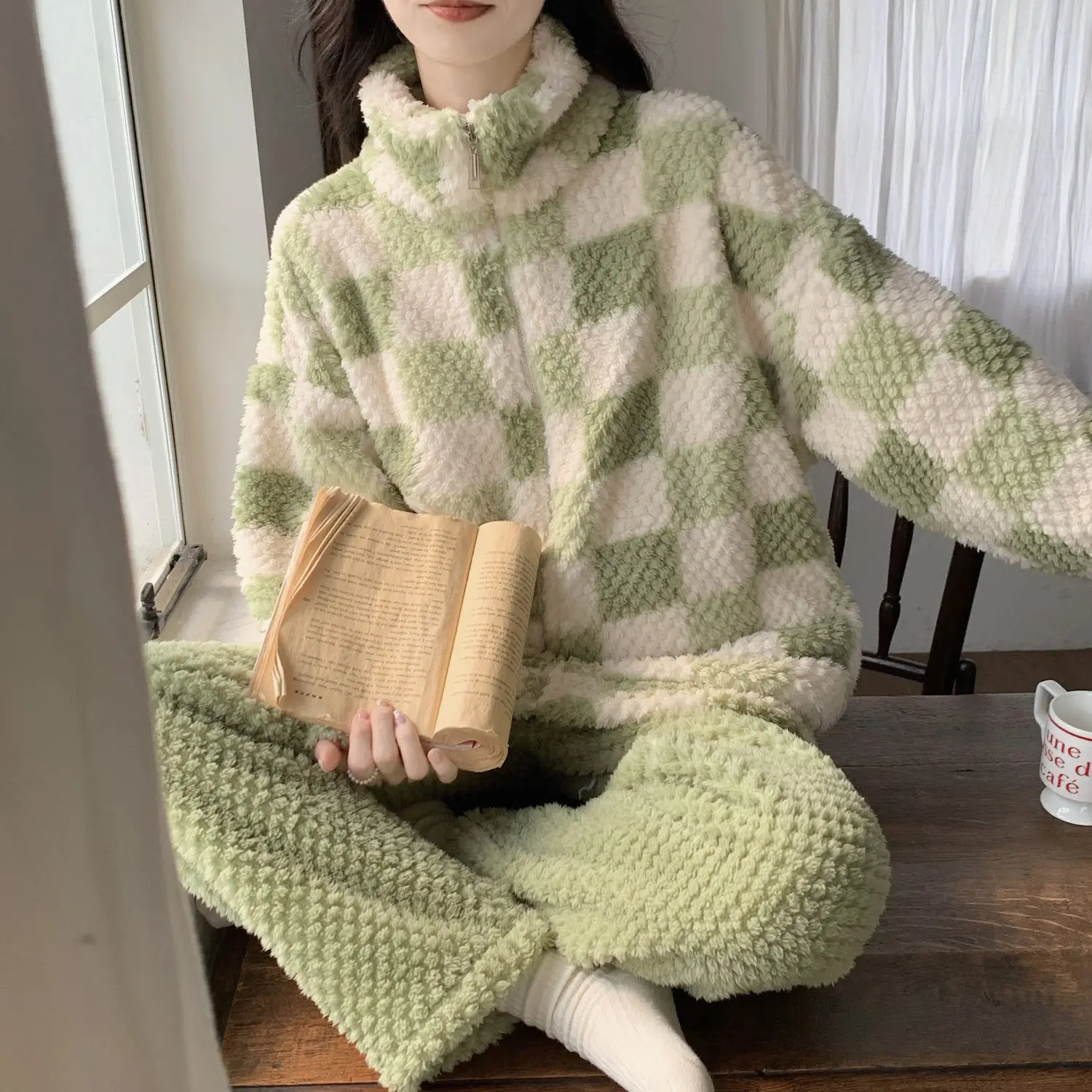 Утепленный комплект одежды для сна из кораллового флиса, фланелевые пижамы, водолазка, брючный комплект, одежда для дома, женская теплая домашняя одежда
Утепленный комплект одежды для сна из кораллового флиса, фланелевые пижамы, водолазка, брючный комплект, одежда для дома, женская теплая домашняя одежда