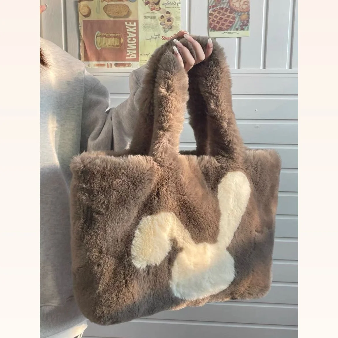 Симпатичная плюшевая сумка из кроличьего меха, модная женская роскошная дизайнерская сумка из мягкого меха большой вместимости для путешествий
Симпатичная плюшевая сумка из кроличьего меха, модная женская роскошная дизайнерская сумка из мягкого меха большой вместимости для путешествий