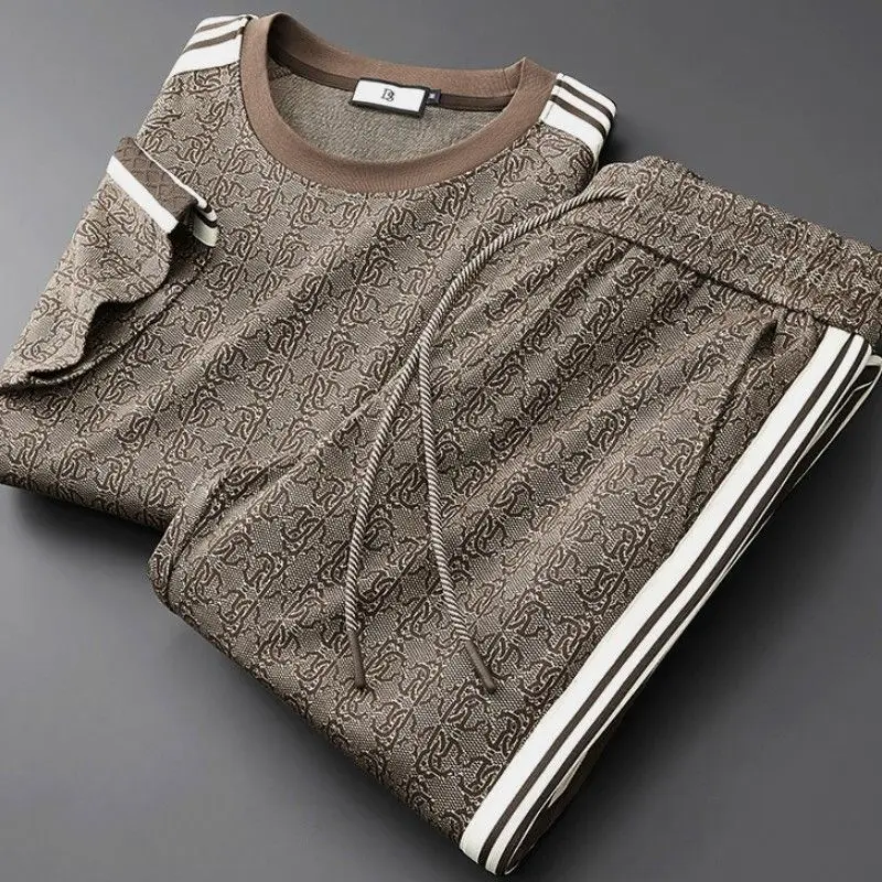 Лето 2025 г., новый повседневный спортивный костюм с принтом, высококачественные мужские прямые брюки с короткими рукавами, комплект из двух предметов
Лето 2025 г., новый повседневный спортивный костюм с принтом, высококачественные мужские прямые брюки с короткими рукавами, комплект из двух предметов