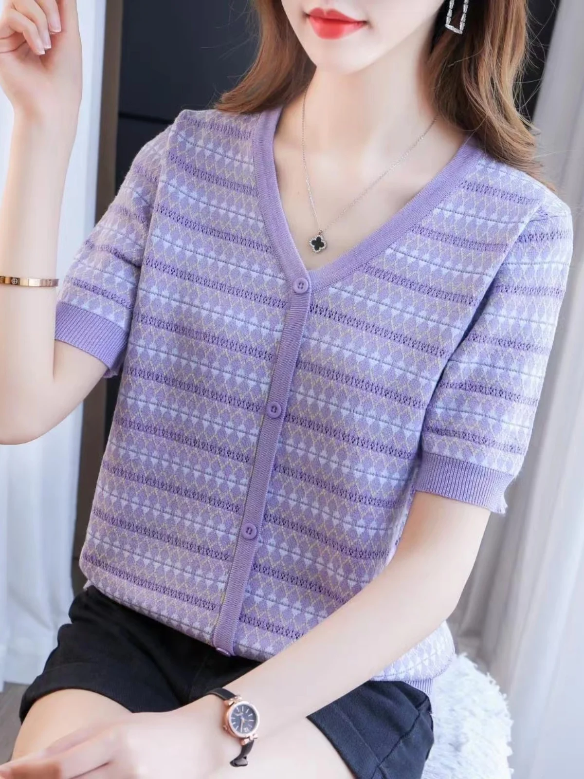 Ice Silk Short Sleeve T-Shirt Women Summer Base Shirt Korean Style Loose Fit Button Detail V-Neck Short Length Striped Pattern
Ice Silk Short Sleeve T-Shirt Women Summer Base Shirt Korean Style Loose Fit Button Detail V-Neck Short Length Striped Pattern