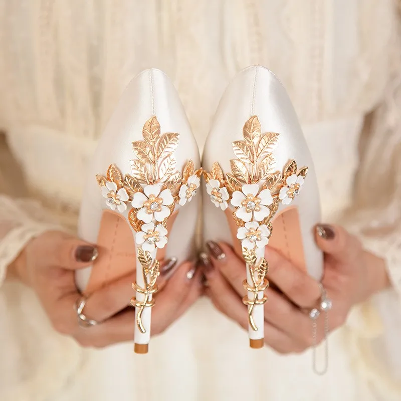 European and American style light luxury sexy fashion flower stiletto wedding shoes, pointed silk single shoes
European and American style light luxury sexy fashion flower stiletto wedding shoes, pointed silk single shoes