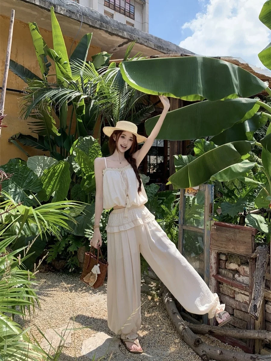 Sweet Casual Lace Trim Halter Top And High Waist Trousers Two Piece Set for Women Summer Fashion Ensemble Short Sleeve
Sweet Casual Lace Trim Halter Top And High Waist Trousers Two Piece Set for Women Summer Fashion Ensemble Short Sleeve
