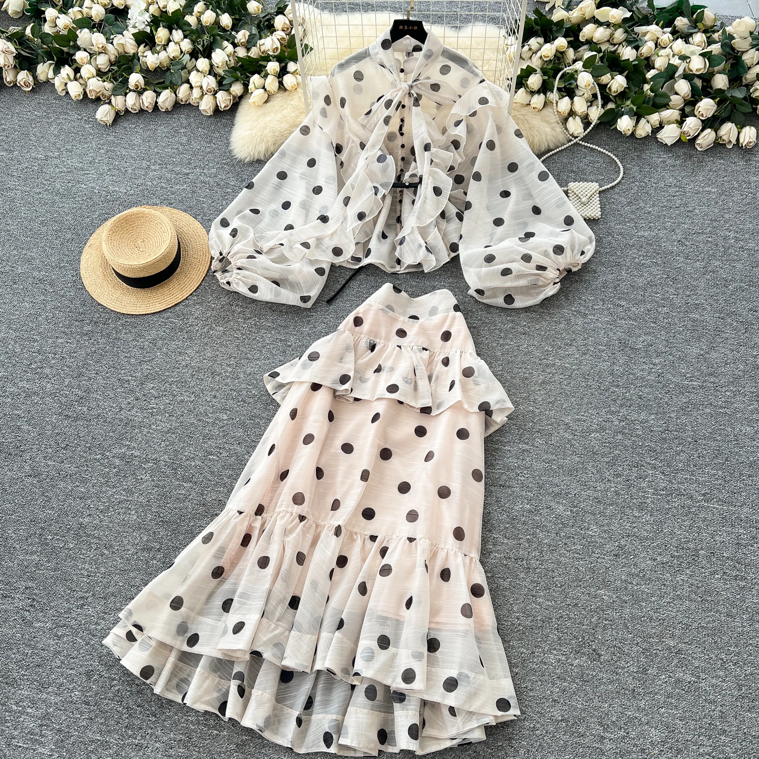 2025 French Elegant Fashion Formal Occasion 2 Piece Sets Women Lantern Sleeve Polka Dot Shirt +ruffle Mermaid Skirt Luxury Suits
2025 French Elegant Fashion Formal Occasion 2 Piece Sets Women Lantern Sleeve Polka Dot Shirt +ruffle Mermaid Skirt Luxury Suits