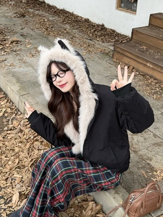 Хлопковое пальто с капюшоном и меховым воротником в стиле ретро, американское хлопковое пальто с ушками для женщин, свободная посадка, зима 2025 г.
Хлопковое пальто с капюшоном и меховым воротником в стиле ретро, американское хлопковое пальто с ушками для женщин, свободная посадка, зима 2025 г.