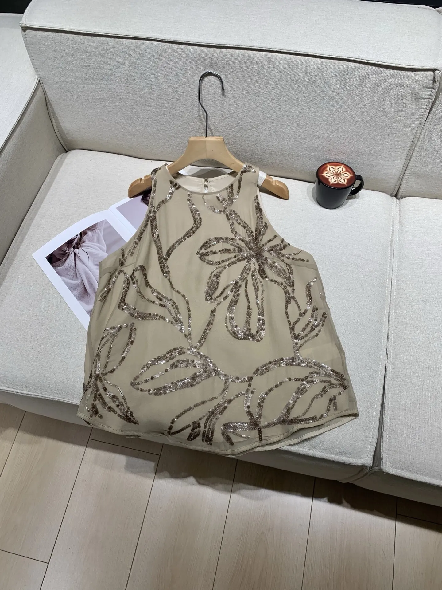 Women Floral Sequined Vest Round Neck Sleeveless Fashion 100% Silk Tank Tops
Women Floral Sequined Vest Round Neck Sleeveless Fashion 100% Silk Tank Tops