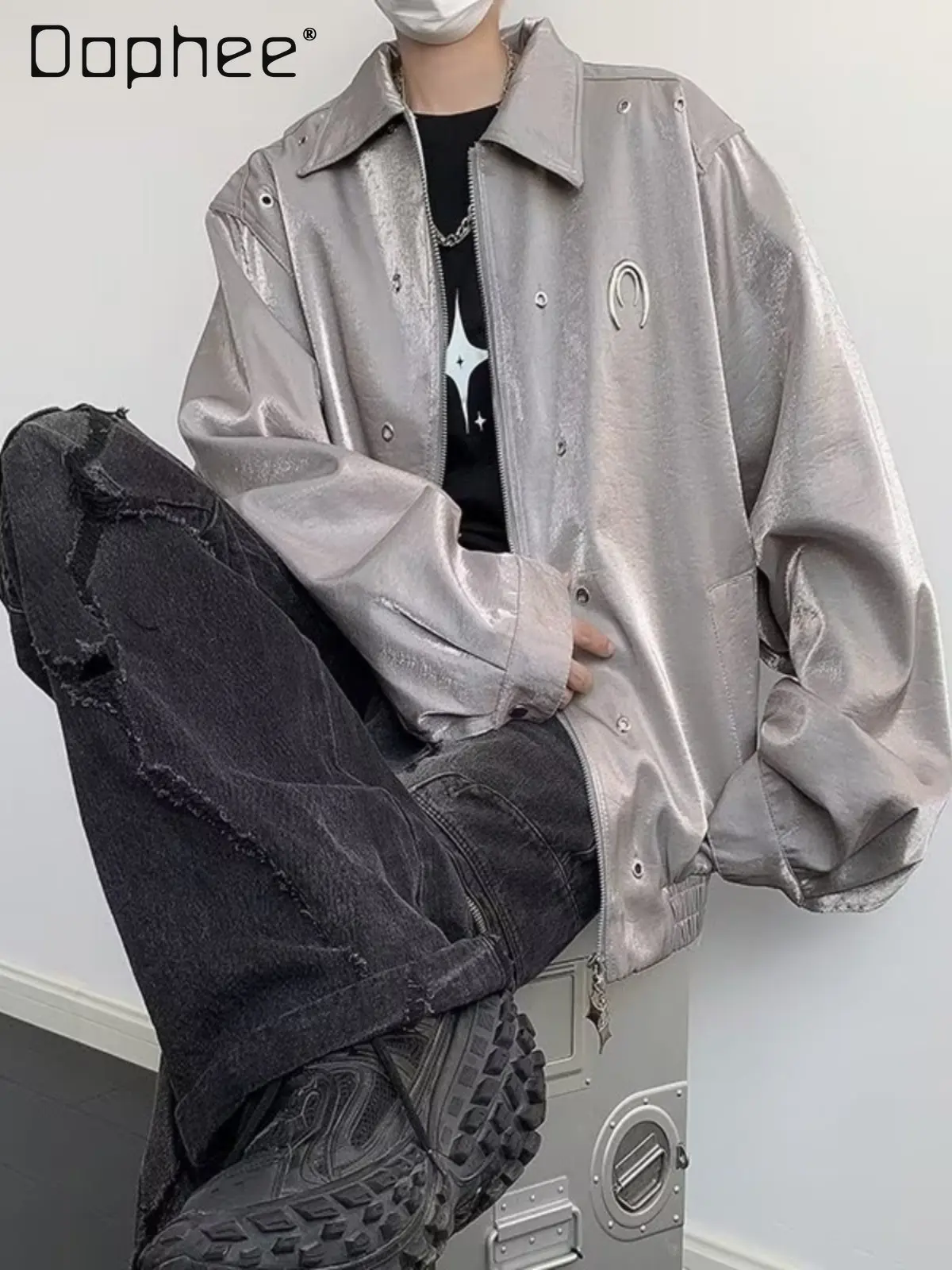 Весенне-осенняя новая высококачественная короткая свободная повседневная серебристая куртка для мужчин, корейская версия, стильная и элегантная черная куртка для мотоциклистов
Весенне-осенняя новая высококачественная короткая свободная повседневная серебристая куртка для мужчин, корейская версия, стильная и элегантная черная куртка для мотоциклистов