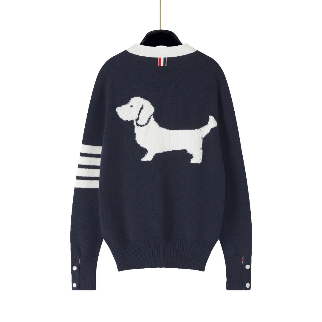 DUFFY Autumn Winter New Sle V-Ne Knitted Cardigan Embroidered Dog Pattern Men's Women's Four Stripe Pure Cotton Sweater
DUFFY Autumn Winter New Sle V-Ne Knitted Cardigan Embroidered Dog Pattern Men's Women's Four Stripe Pure Cotton Sweater