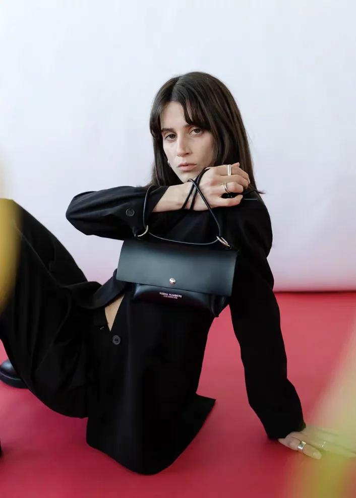 Нишевая дизайнерская сумка-конверт KOZHA NUMBERS The Orbit на одно плечо из воловьей кожи с минималистичными кольцами Женская сумка через плечо с цепочкой 
Нишевая дизайнерская сумка-конверт KOZHA NUMBERS The Orbit на одно плечо из воловьей кожи с минималистичными кольцами Женская сумка через плечо с цепочкой