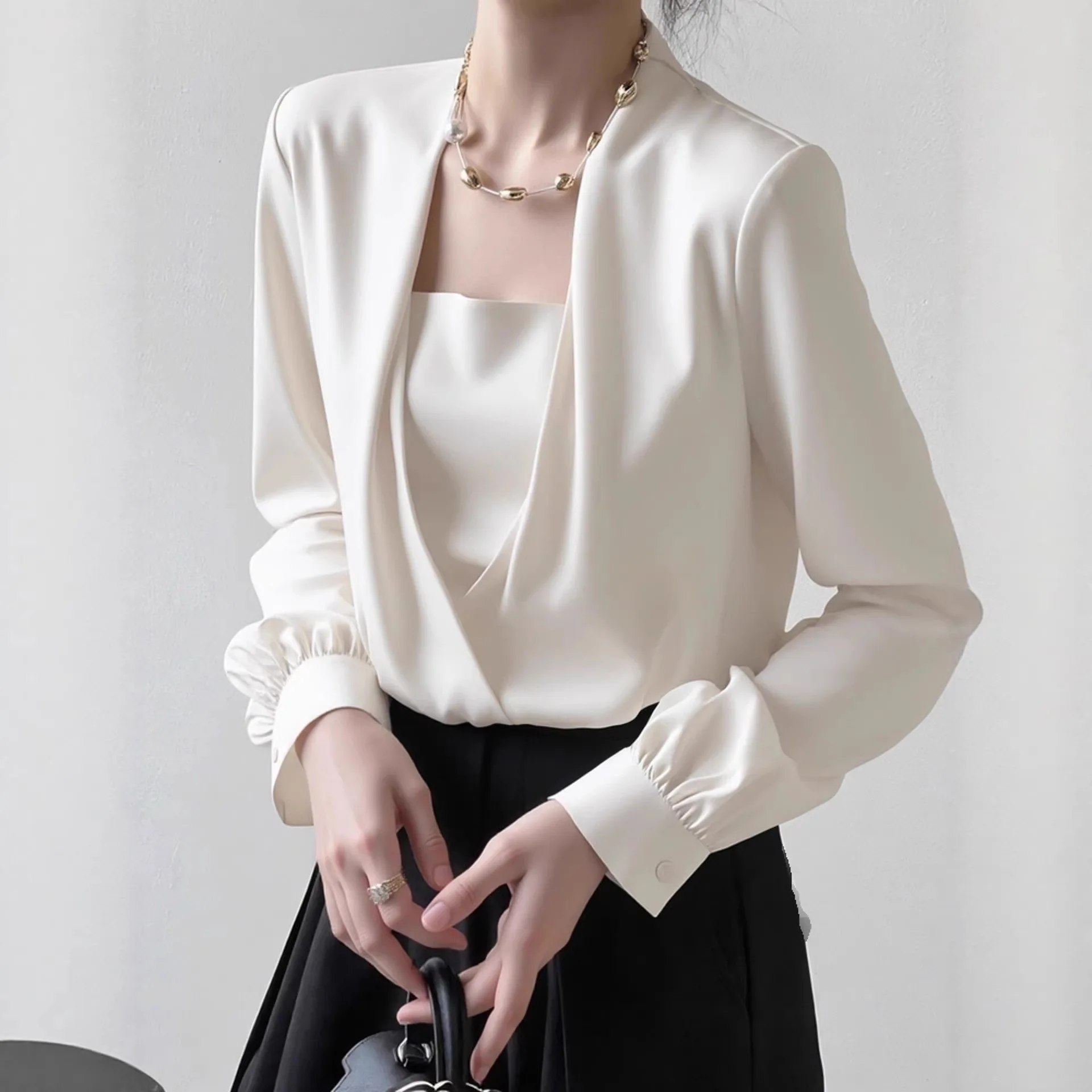 Элегантная французская белая атласная блузка с длинным рукавом для женщин, весенняя, с квадратным вырезом, драпировкой, пуловер, рубашка, офисный стиль, для повседневной носки, базовый топ
Элегантная французская белая атласная блузка с длинным рукавом для женщин, весенняя, с квадратным вырезом, драпировкой, пуловер, рубашка, офисный стиль, для повседневной носки, базовый топ