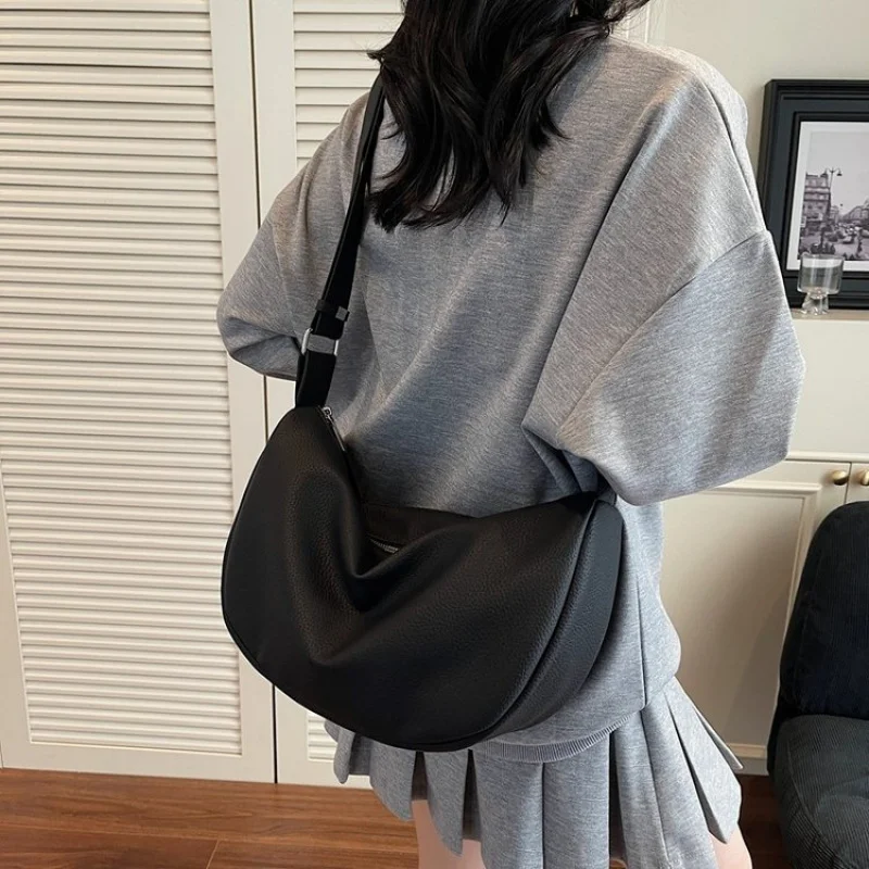 Fashionable Luxury Brand Women's Shoulder Bag In Soft Leather With Elegant Embroidery And Adjustable Strap
Fashionable Luxury Brand Women's Shoulder Bag In Soft Leather With Elegant Embroidery And Adjustable Strap